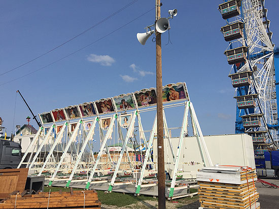 Schiffschaukel und Riesenrad: Aufbau Oktoberfest 2017 am 08.09.2017 (©Foto. Martin Schmitz)